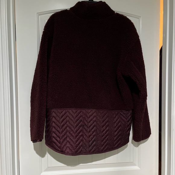 🎉 HP 🎉 NWT Athleta NWT Cozy Snap Sherpa in maroon (M) - Picture 7 of 7